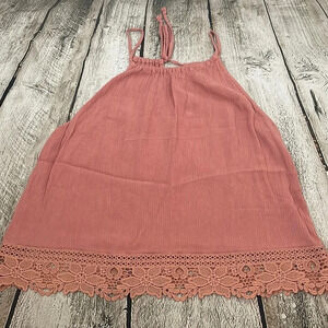 Women’s lightweight lace bottom blush crop top